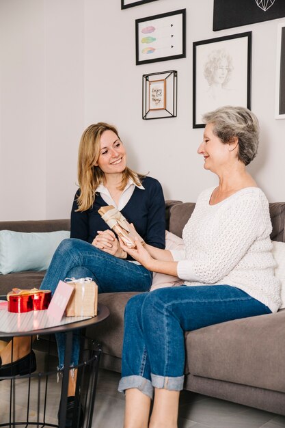 Muttertag Konzept im Wohnzimmer