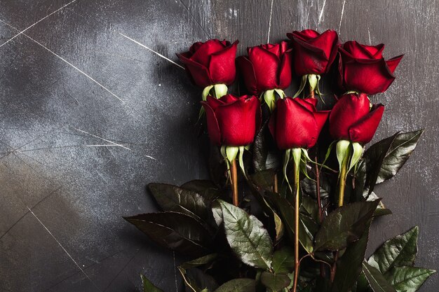 Muttertagesrot-Rosengeschenküberraschung der Valentinsgrußtagesfrauen auf Dunkelheit