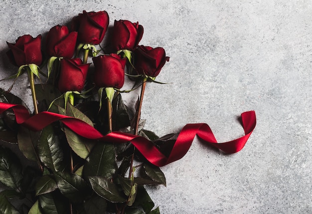 Kostenloses Foto muttertagesrotrose der valentinsgrußtagesfrauen mit bandgeschenküberraschung