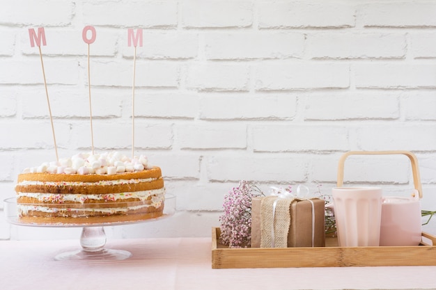 Kostenloses Foto muttertagkonzept mit großem kuchen