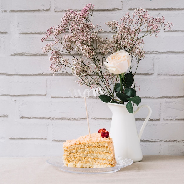 Muttertagkonzept mit Kuchen und Blumen