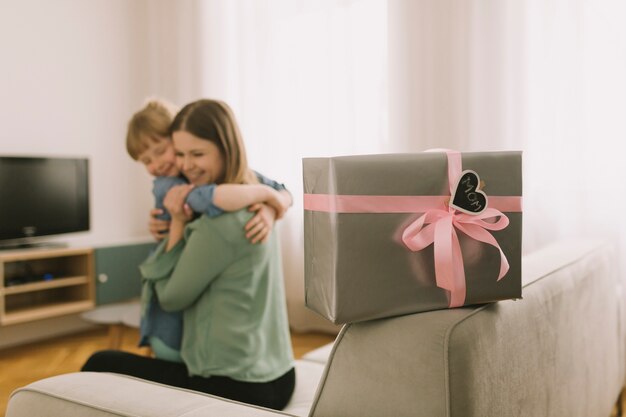 Muttertagkonzept mit Mutter und Tochter im Wohnzimmer