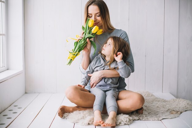 Muttertagkonzept mit riechenden Blumen der Mutter und der Tochter