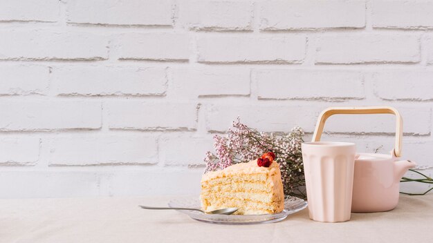 Muttertagkonzept mit Stück Kuchen