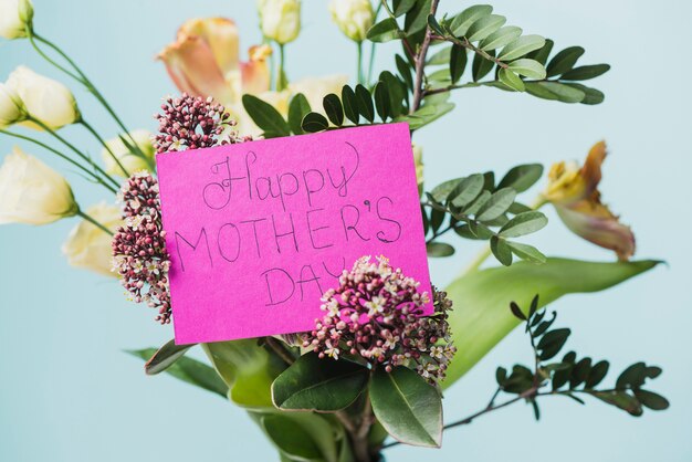 Muttertags-Blumenstrauß mit lila note