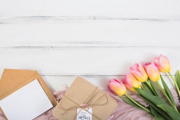 Muttertagsgeschenkkasten mit Buchstaben und Blumen