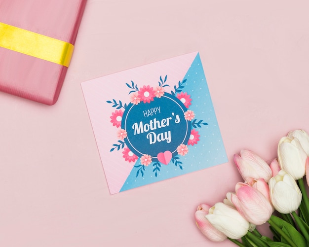 Muttertagskarte mit Geschenk und Tulpen