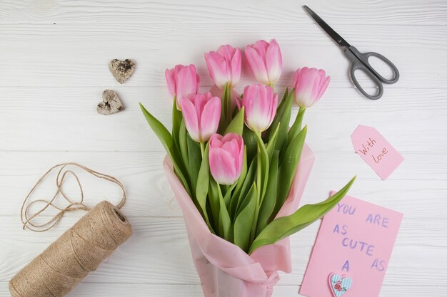 Muttertagskomposition mit Blumenstrauß und Scheren