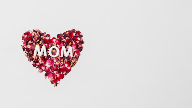 Muttertitel auf rotem dekorativem Herzen von Blumenblumenblättern