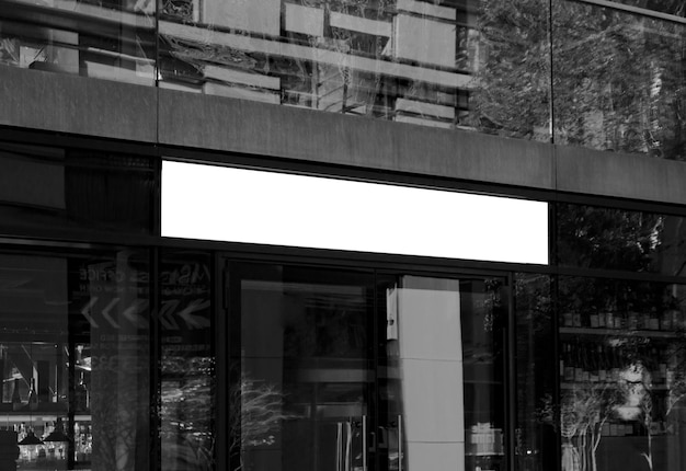 Kostenloses Foto nachbildung eines straßenschildes auf einem schwarz-weißen glasgebäude