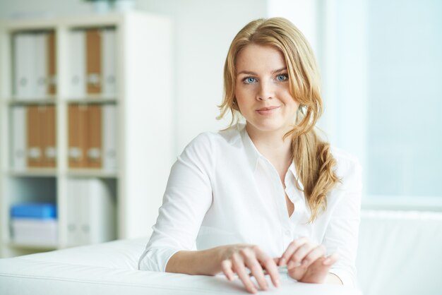 Nachdenklich Frau sitzt auf der Couch