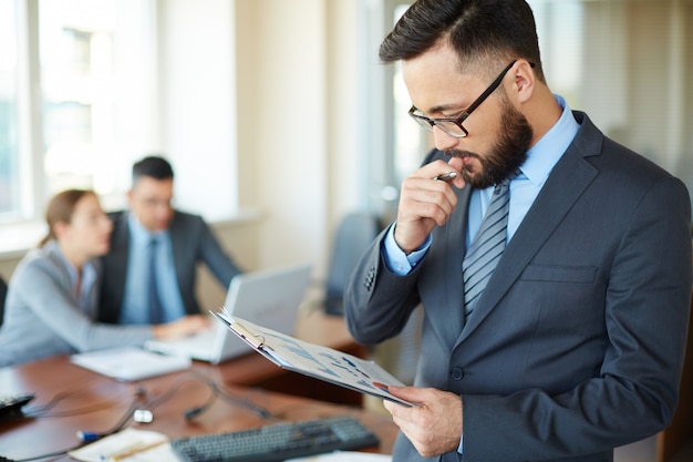 Nachdenklich Führungskraft mit einem Finanzbericht