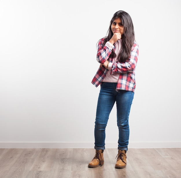 Nachdenklich Mädchen in Jeans und T-Shirt