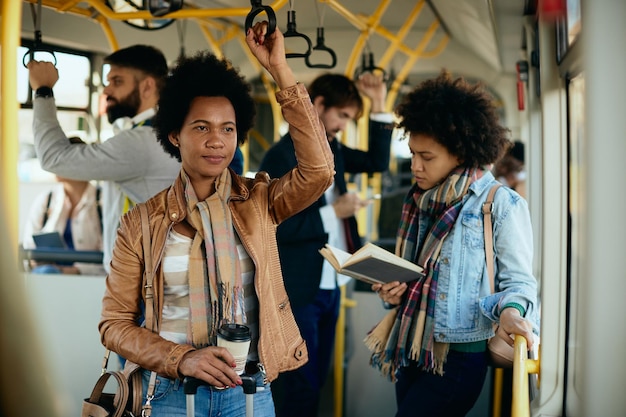 Nachdenkliche afroamerikanische Frau, die mit dem Bus reist