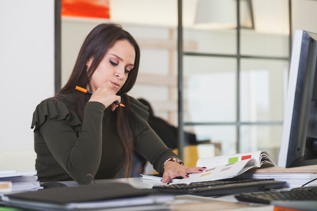 Nachdenkliche Frau im Büro