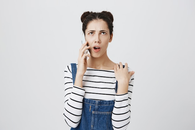 Nachdenkliche junge Frau haben Telefongespräch