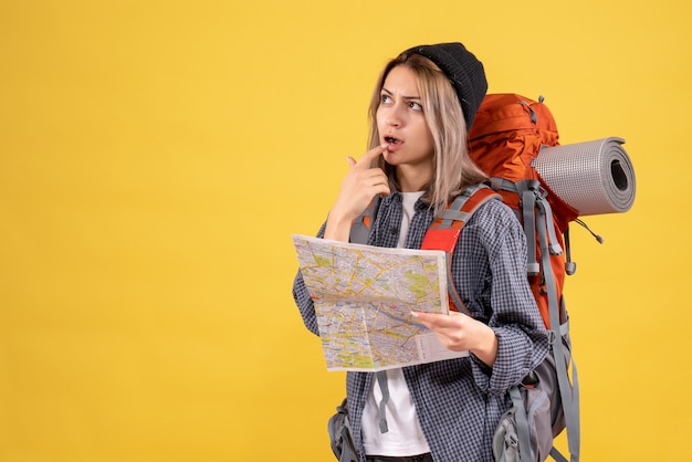 nachdenkliche Reisende Frau mit Rucksack mit Karte