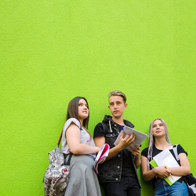 Nachdenkliche Studenten schauen weg