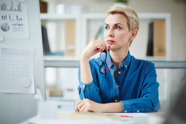 Nachdenklicher Arbeitgeber