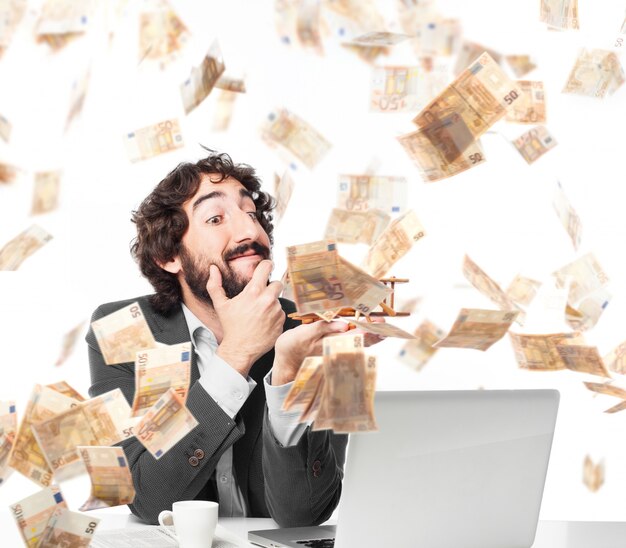 Nachdenklicher Geschäftsmann unter einem Geld regen