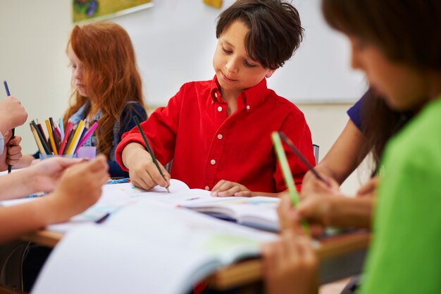 Nachdenklicher Schüler während des Unterrichts