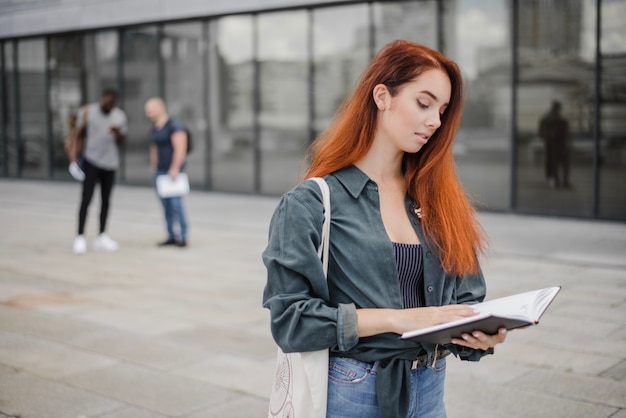 Kostenloses Foto nachdenkliches mädchen mit buch