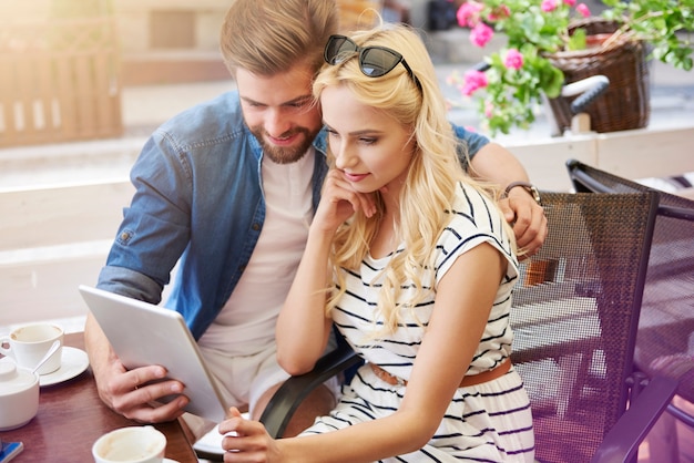 Nachdenkliches Paar mit digitaler Tablette im Café