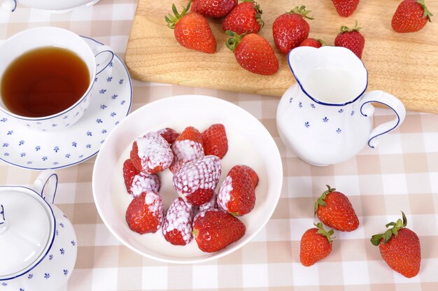 Nachmittags Tee mit Erdbeeren