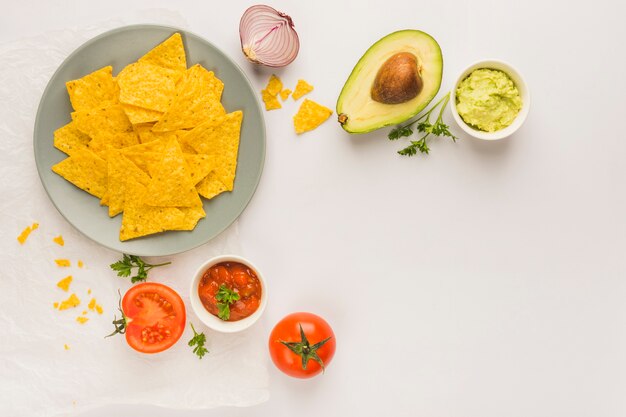 Nacho-Chips eintauchen