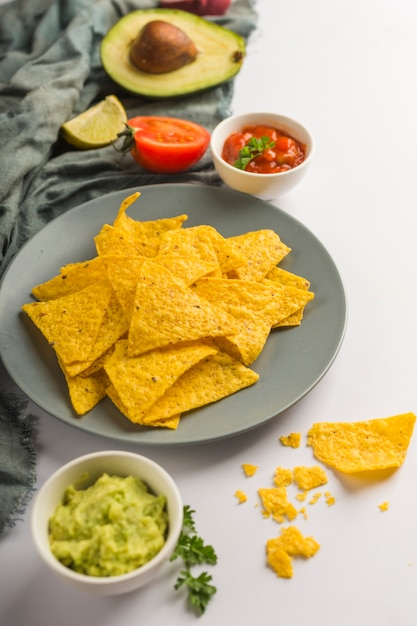 Nacho-Chips eintauchen