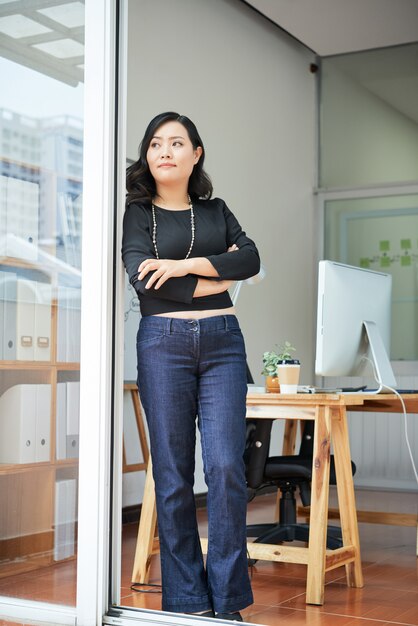 Nachsinnen über Geschäftsfrau im Büro