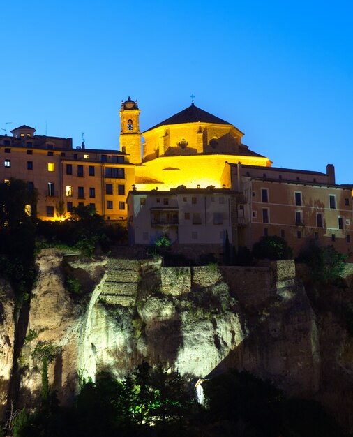 Nachtansicht der Kirche am felsigen Flussufer Jucar in Cuenca