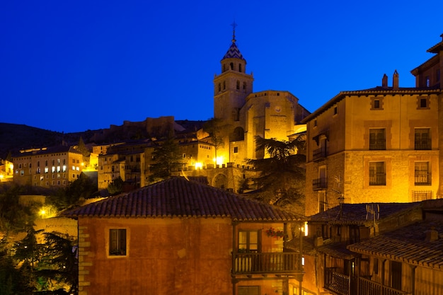 Nachtansicht der malerischen Häuser in Albarracin
