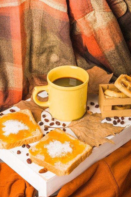 Nachtische und Kaffee nahe Blättern und Drapierung