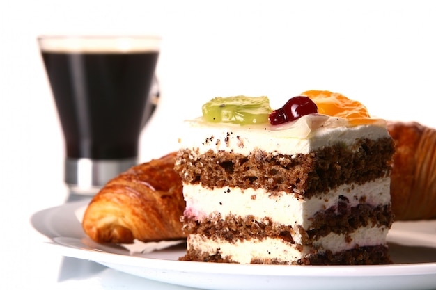 Nachtischfruchtkuchen mit schwarzem Kaffee