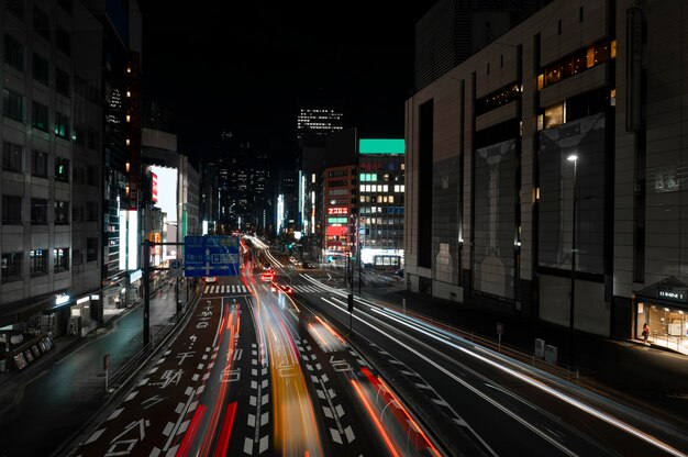 Nachtleben der Stadt funkelt aus Licht auf den Straßen