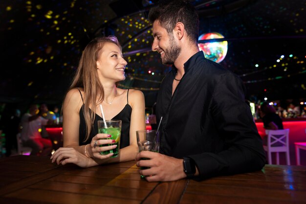 Nachtleben-Leute, die Spaß in Bars und Clubs haben