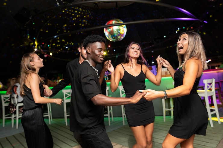Kostenlose Foto nachtleben-leute, die spaß in bars und clubs haben