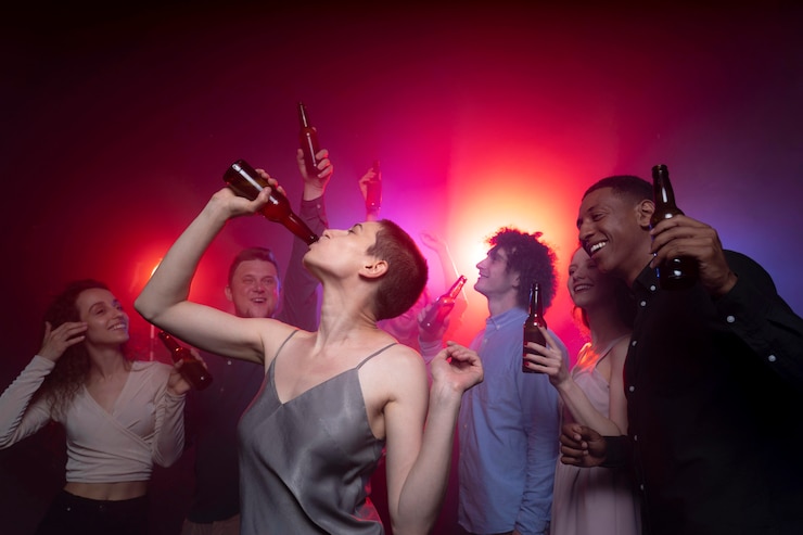 Kostenlose Foto nachtleben mit tanzenden leuten in einem club