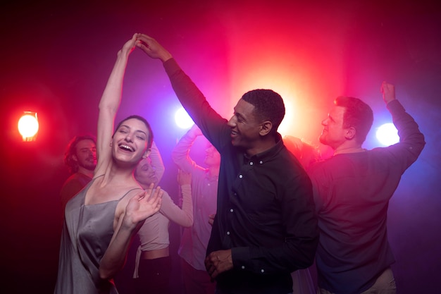 Kostenloses Foto nachtleben mit tanzenden leuten in einem club