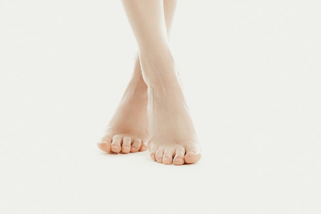 Kostenloses Foto nackte füße eines weiblichen models