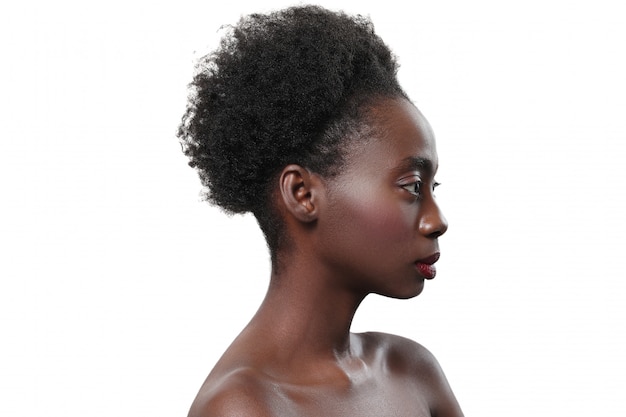 Nackte schwarze Frau im Profil