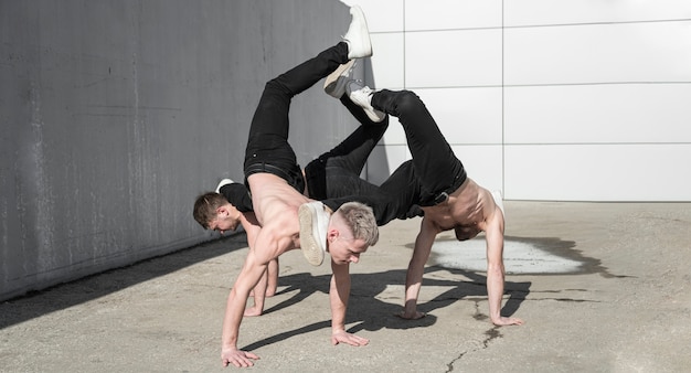 Kostenloses Foto nackter oberkörper hip hop künstler tanzen zusammen draußen