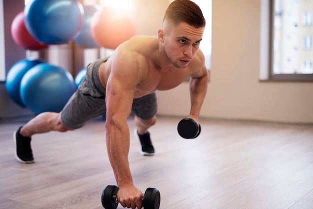 Nackter Oberkörper schöner Mann im Fitnessstudio