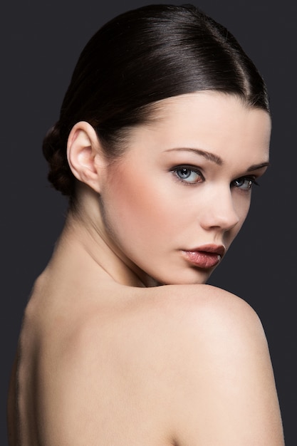 Nacktes Frauenporträt für Hautpflegekonzept