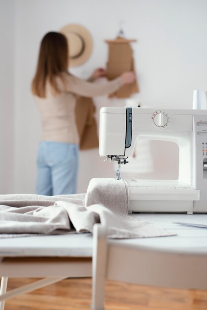 Nähmaschine auf dem Tisch in der Schneiderei