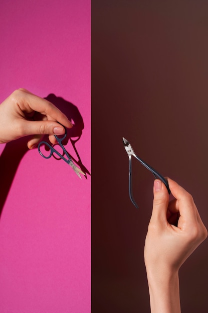 Kostenloses Foto nagelkunst mit händen, die werkzeuge halten