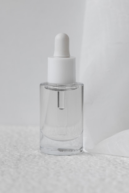 Nagelserum mit transparenter Flasche