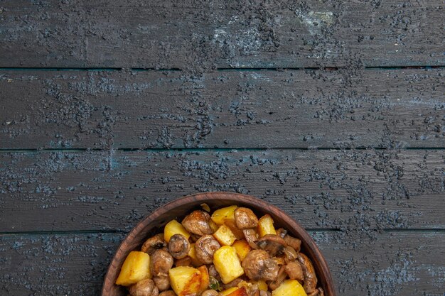 Nahansicht Essen auf der Tischplatte mit Kartoffeln und Pilzen am unteren Rand des grauen Tisches