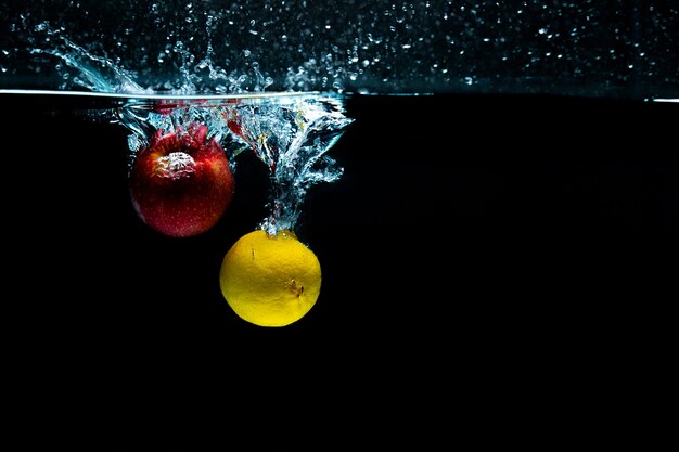 Nahansicht. Objektaufnahme. Apfel mit Zitrone in Wasser.